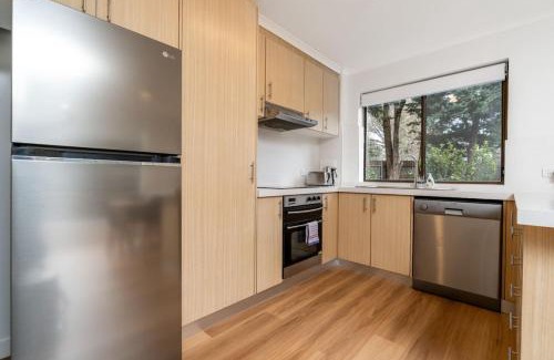 Kingston Apartment | Apt in Kingston - 10min to Lake Burley Griffin - Hosted by Canstay