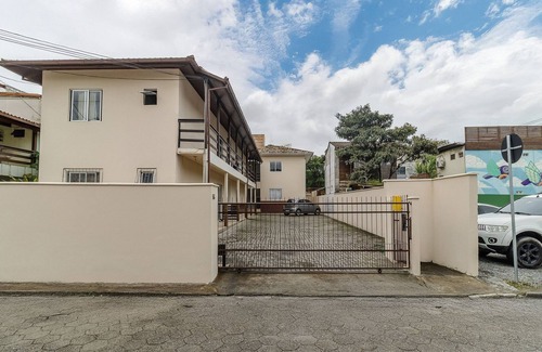 Porto da Lagoa Apartment | Apt Just Minutes From Lagoa da Conceicao - Sis0005