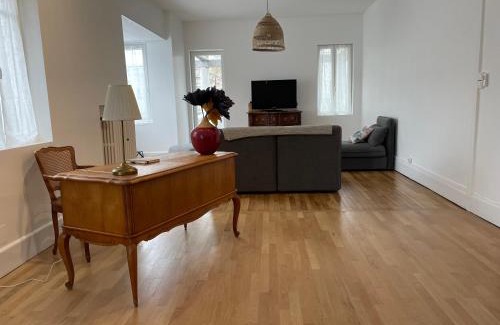 Moulins Apartment | Apt Spacieux-Centre ville-Moulins-Le Pal 20min