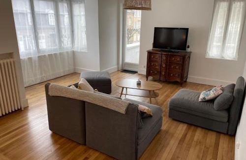 Moulins Apartment | Apt Spacieux-Centre ville-Moulins-Le Pal 20min