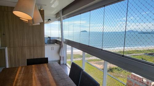 Itacolomi Apartment | Apto de alto padrão/luxo em home club pé na areia com vista mar.
