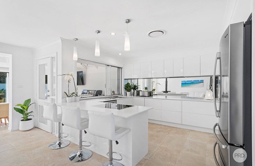 Corlette House | Aquablue Holiday Home - Hot Spa 10 Person & Pool - 2m Walk to Beaches