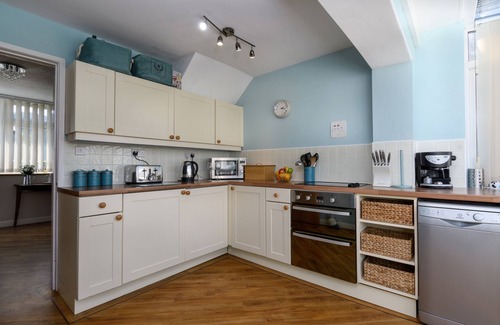 Nefyn House | Araul - a bright, airy house, 5 mins from the beautiful beach with large garden