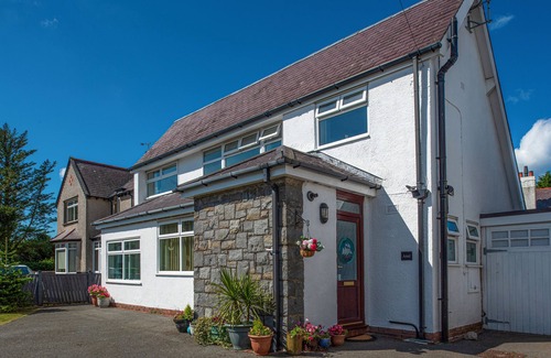 Nefyn House | Araul - a bright, airy house, 5 mins from the beautiful beach with large garden