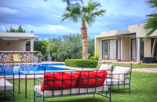 Sidi Abdallah Ghiat House | Architect-designed single-storey house with cook/housekeeper/services