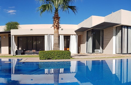 Sidi Abdallah Ghiat House | Architect-designed single-storey house with cook/housekeeper/services