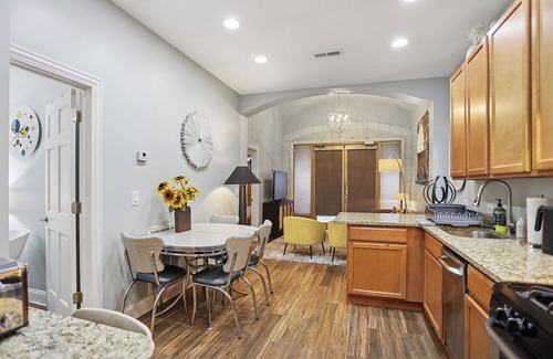 Old Town Triangle Apartment | Archways at the Lincoln Park Zoo 2bed/2ba