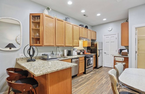 Old Town Triangle Apartment | Archways at the Lincoln Park Zoo 2bed/2ba