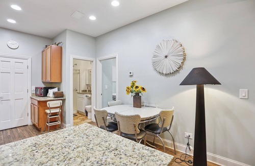Old Town Triangle Apartment | Archways at the Lincoln Park Zoo 2bed/2ba