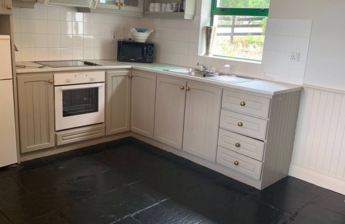 Ardnatrush Cottage | Ardnagashel Est No 1 - sleeps 4 guests in 2 bedrooms