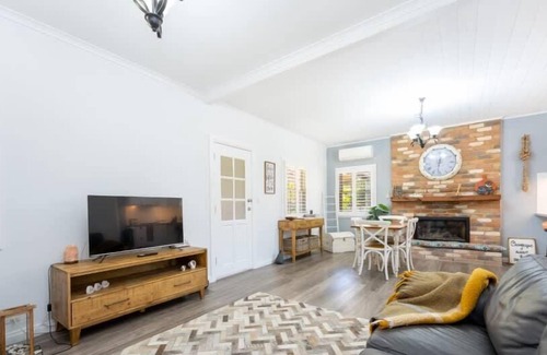 McCracken House | Aroha Cottage Pet friendly, Wifi