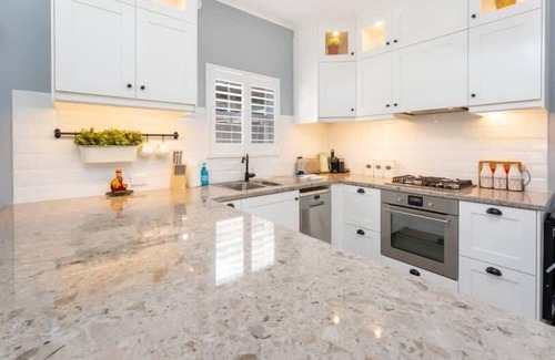 McCracken House | Aroha Cottage Pet friendly, Wifi