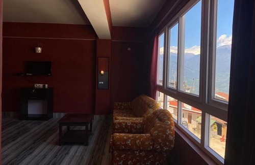 Geyzing Hotel | ARRIVED PELLING