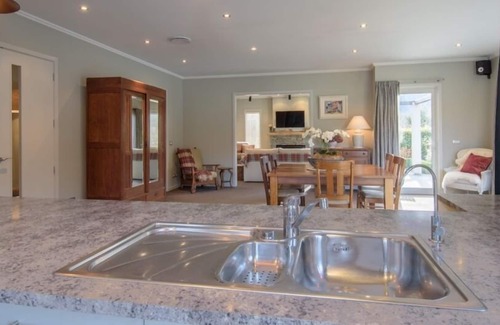 Arrowtown House | Arrowbrae - A warm, modern home in Arrowtown