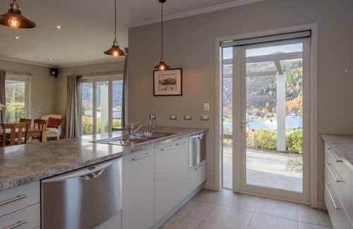 Arrowtown House | Arrowbrae - A warm, modern home in Arrowtown