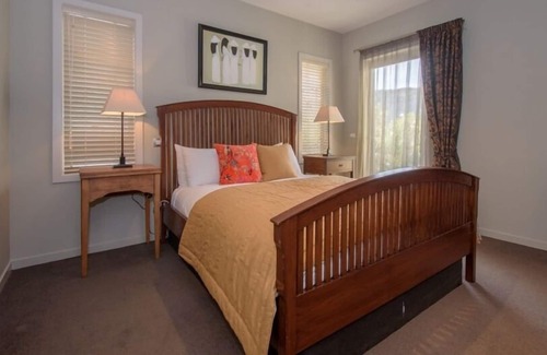 Arrowtown House | Arrowbrae - A warm, modern home in Arrowtown