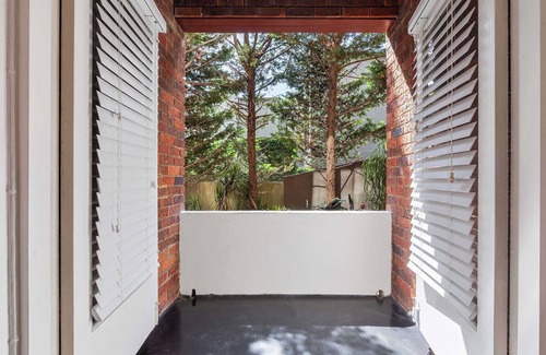 Bellevue Hill Apartment | Art-Deco Gem in Midlothian, Opposite Beach