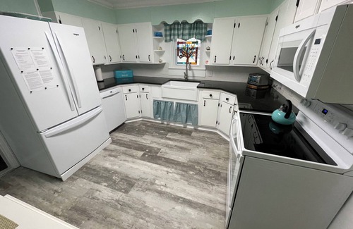 Dauphin Island Cottage | Art & Soul Vintage Cottage, fully remodeled and minutes from the Beach!