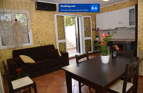 Lido Condo | ARTEMIDE-Pretty villa with garden by the pool.