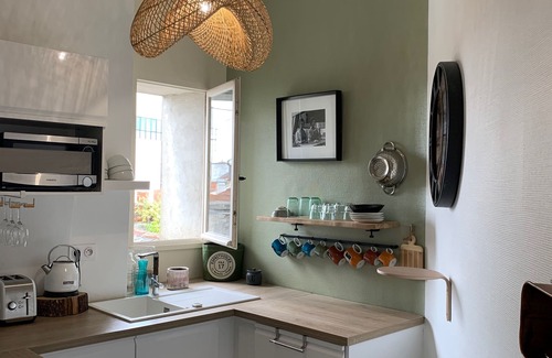 Centre Ville Apartment | Artistic apartment in Pau with view of the center and the castle