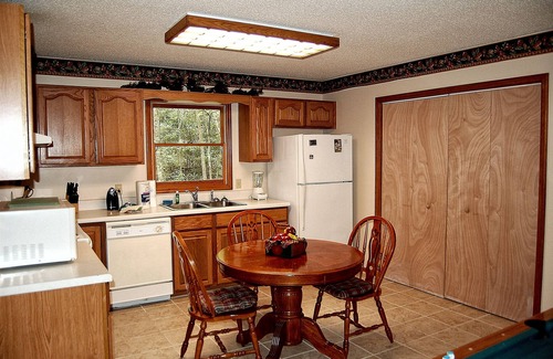 Gatlinburg Cabin | Arts & Crafts Community/ 1 bedroom, hot tub and pool table / wifi