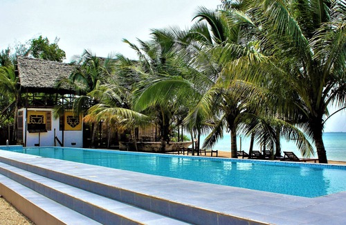 Fukuchani House | Asante Sana Beach Cottages - Deluxe Beachfront Cottage