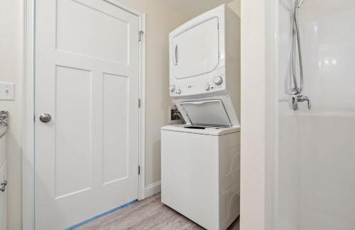 Hampton House | Ashworth Escape Balcony Steps to Beach AC