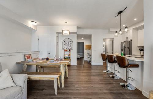 Springbank Hill House | Aspen - Entire Town House with Garage, Netflix, King Bed, Balcony, Perfect for Couples, Sleeps 4