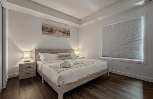 Springbank Hill House | Aspen - Entire Town House with Garage, Netflix, King Bed, Balcony, Perfect for Couples, Sleeps 4