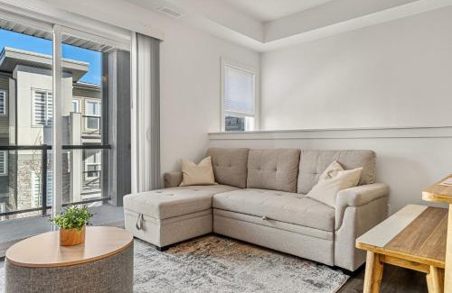 Springbank Hill House | Aspen - Entire Town House with Garage, Netflix, King Bed, Balcony, Perfect for Couples, Sleeps 4