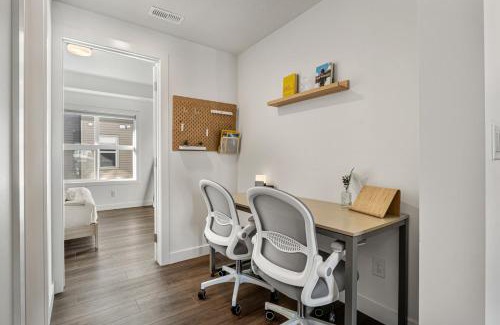 Springbank Hill House | Aspen - Entire Town House with Garage, Netflix, King Bed, Balcony, Perfect for Couples, Sleeps 4