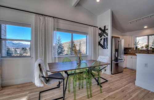 Corinthian Hills House | Aspen Forest Leaf Retreat w/Hot Tub - 3/3 Designer Home Minutes to Ski & Hikes!
