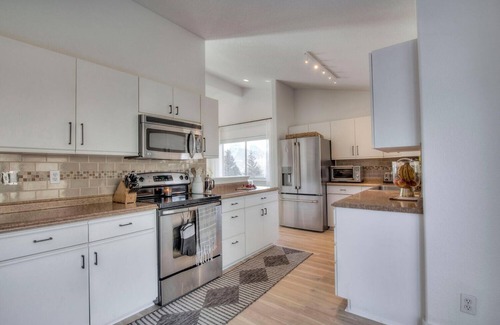 Corinthian Hills House | Aspen Forest Leaf Retreat w/Hot Tub - 3/3 Designer Home Minutes to Ski & Hikes!