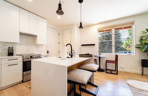 West End Condo | Aspen Hideaway by AvantStay | Walk to Aspen, Near Slopes + Pool & Hot Tub Access