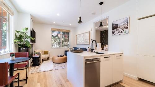 West End House | Aspen Hideaway by AvantStay Walk to Aspen Near Slopes Pool Hot Tub Access