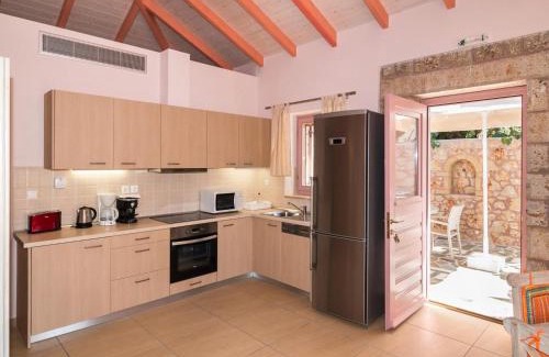 Lefktron Villa | Athena's cottage Stoupa