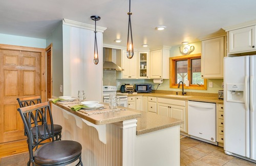 Athol Cottage | Athol Vacation Rental w/Mountain Views!