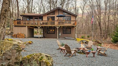Locust Lake Village House | Atlas Point Lodge Sauna Fireplaces Kayaks Lakes Pet-Friendly Yard