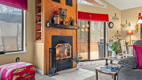 Locust Lake Village House | Atlas Point Lodge Sauna Fireplaces Kayaks Lakes Pet-Friendly Yard