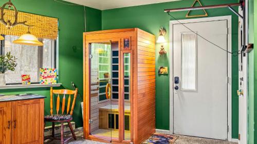 Locust Lake Village House | Atlas Point Lodge Sauna Fireplaces Kayaks Lakes Pet-Friendly Yard