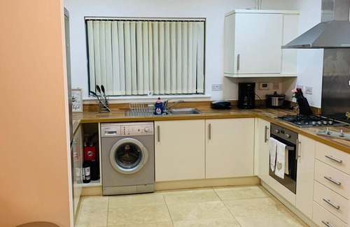 Thames House | Atom Large 4/5 Bed House, Balcony, Sleeps 13, Free Parking, East London