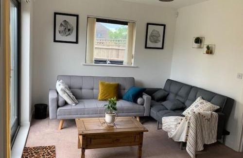 Thames House | Atom, Large 4 to 5 Bed House in East London, Sleeps 12, Garden, Parking, ideal for Contractors, Large Groups, Travellers