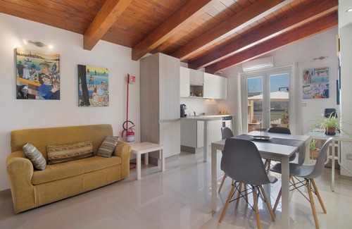 Terlizzi Apartment | Attica BeB - 'Red' Room with Shared Terrace, Wi-Fi and Air Conditioning