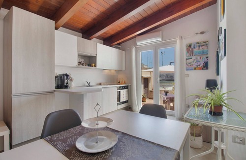 Terlizzi Apartment | Attica BeB - 'Red' Room with Shared Terrace, Wi-Fi and Air Conditioning