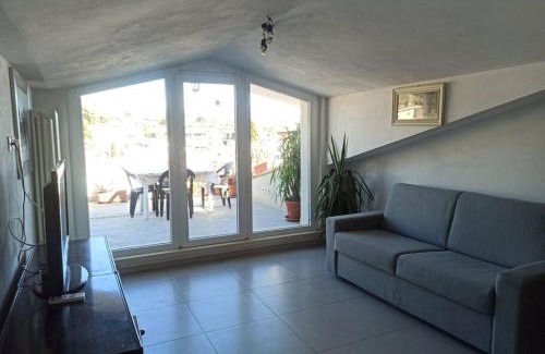 Padenghe sul Garda Apartment | Attico Padenghe Vista Lago Ascensore e Terrazza