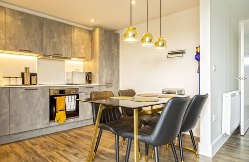 Havering Apartment | Attractive Cosy 2 Bedroom Penthouse with free Parking inside Romford Centre