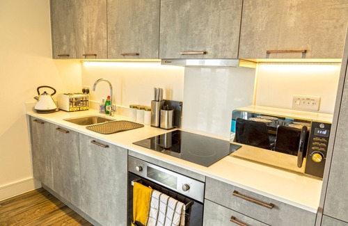 Havering Apartment | Attractive Cosy 2 Bedroom Penthouse with free Parking inside Romford Centre