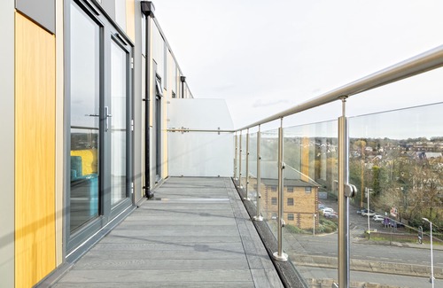 Havering Apartment | Attractive Cosy 2 Bedroom Penthouse with free Parking inside Romford Centre