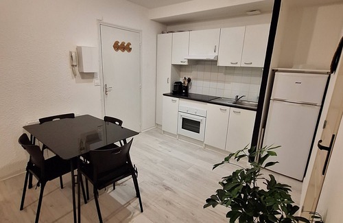 Saint-Jean-d'Angely Apartment | Attractive, renovated 2-room apartment by the lake