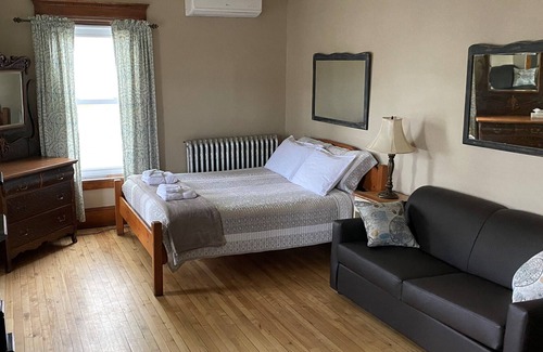 Ayers Cliff Hotel | Auberge Ayers Cliff